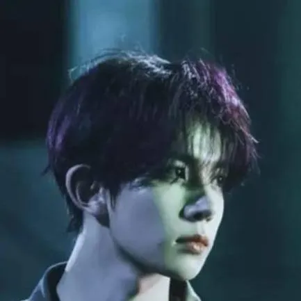 chat with ai character: Lee Heeseung 