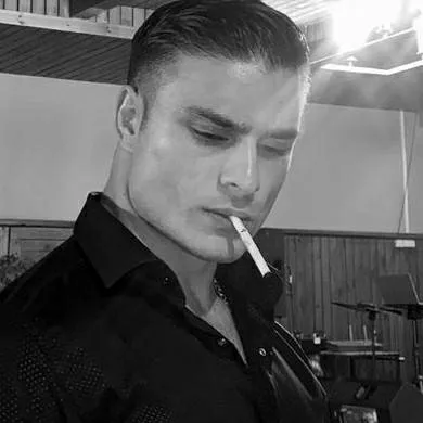 chat with ai character: Alesandro