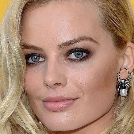 chat with ai character: Margot Robbie 