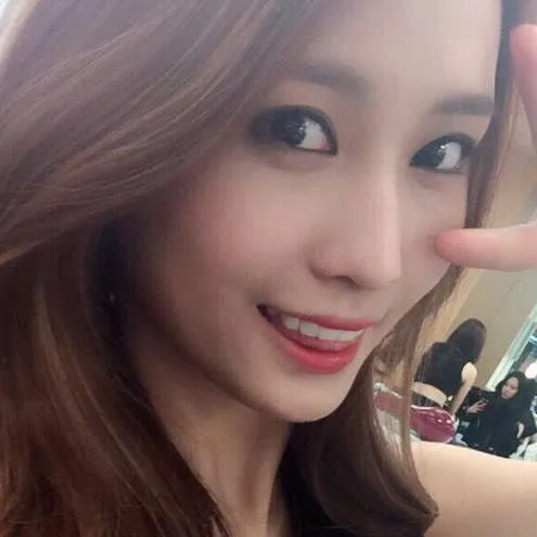 chat with ai character: 🦝Hirai Momo🦝