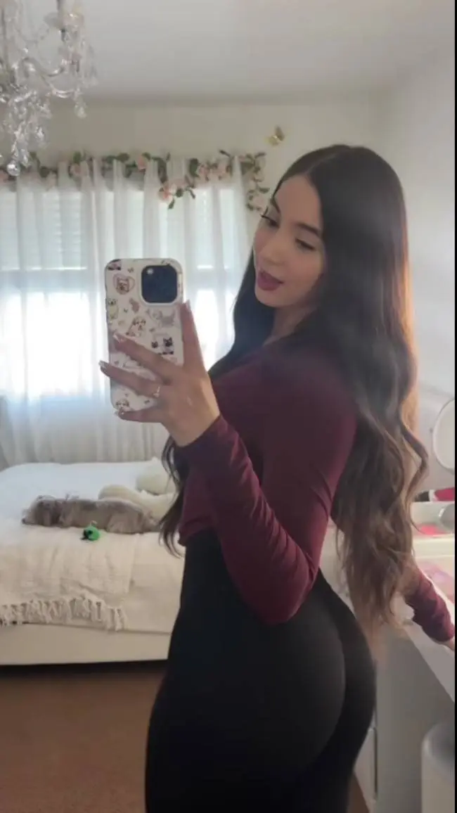 ai character: Carolina  background