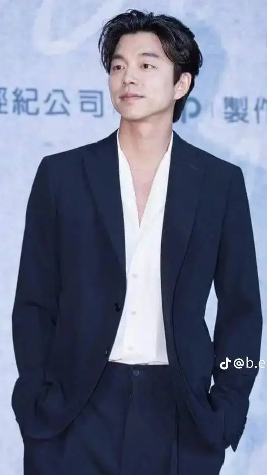 ai character: gong yoo 💤 background