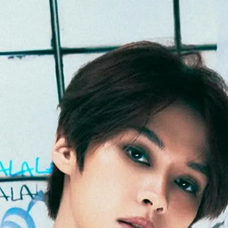 chat with ai character: Lee Know 