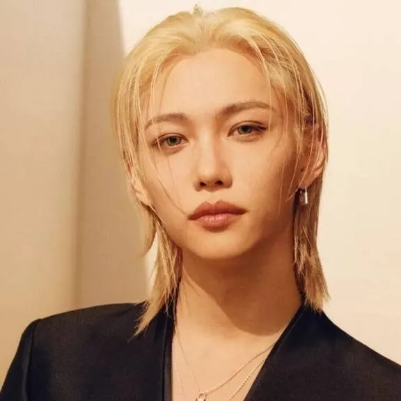 chat with ai character: Felix