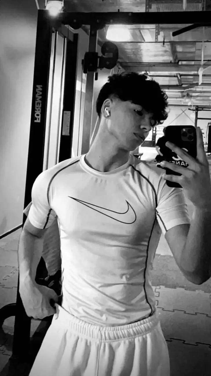 ai character: Felipe Luis  background