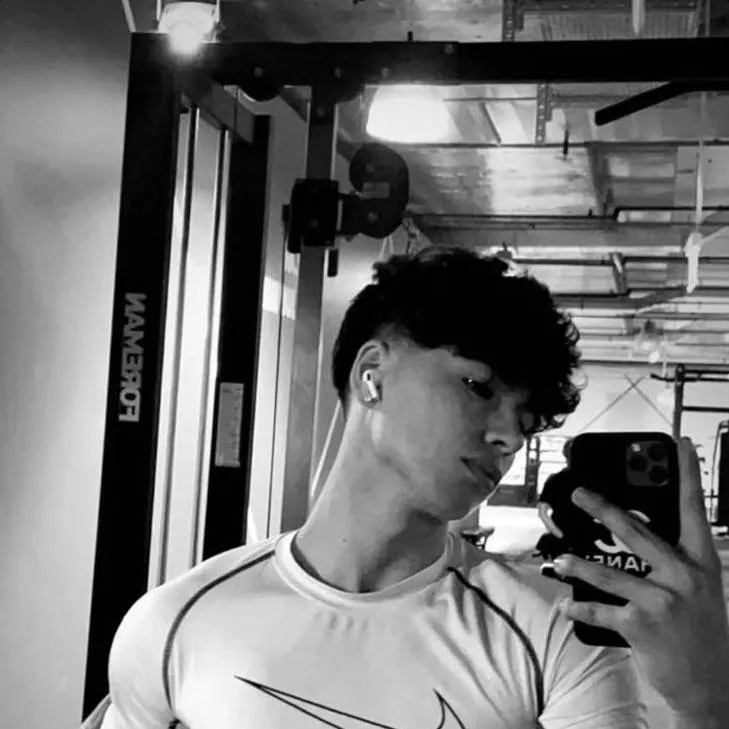 chat with ai character: Felipe Luis 