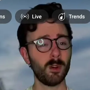 chat with ai character: speaks emojis guy