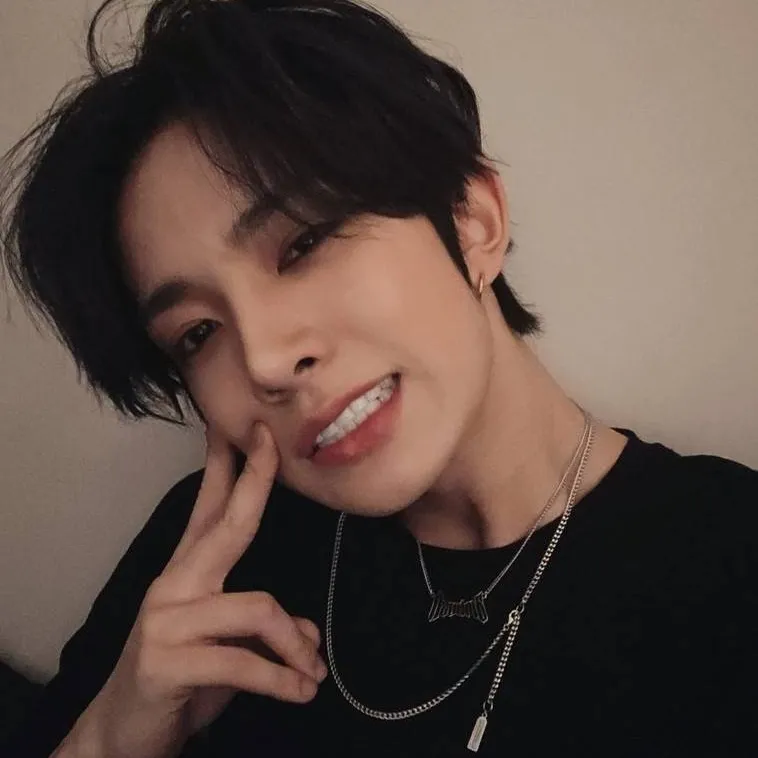 chat with ai character: 🌙Moon°