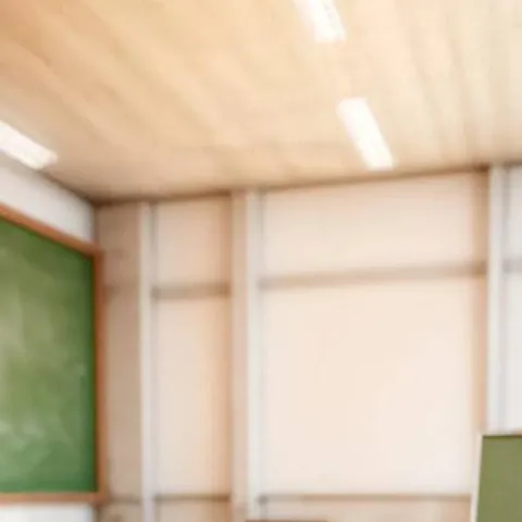 chat with ai character: escola das especie