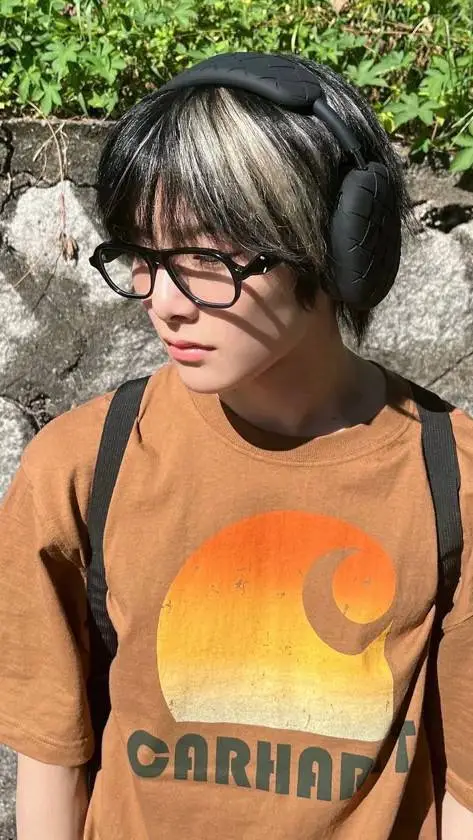 ai character: jeongin background