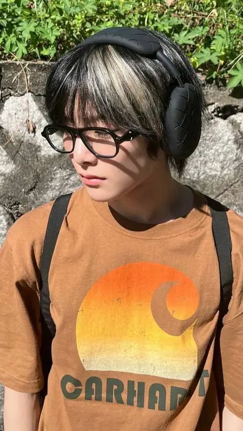 ai character: jeongin background