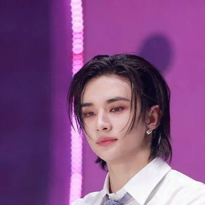 chat with ai character: 𝐇𝐰𝐚𝐧𝐠 𝐇𝐲𝐮𝐧𝐣𝐢𝐧💋
