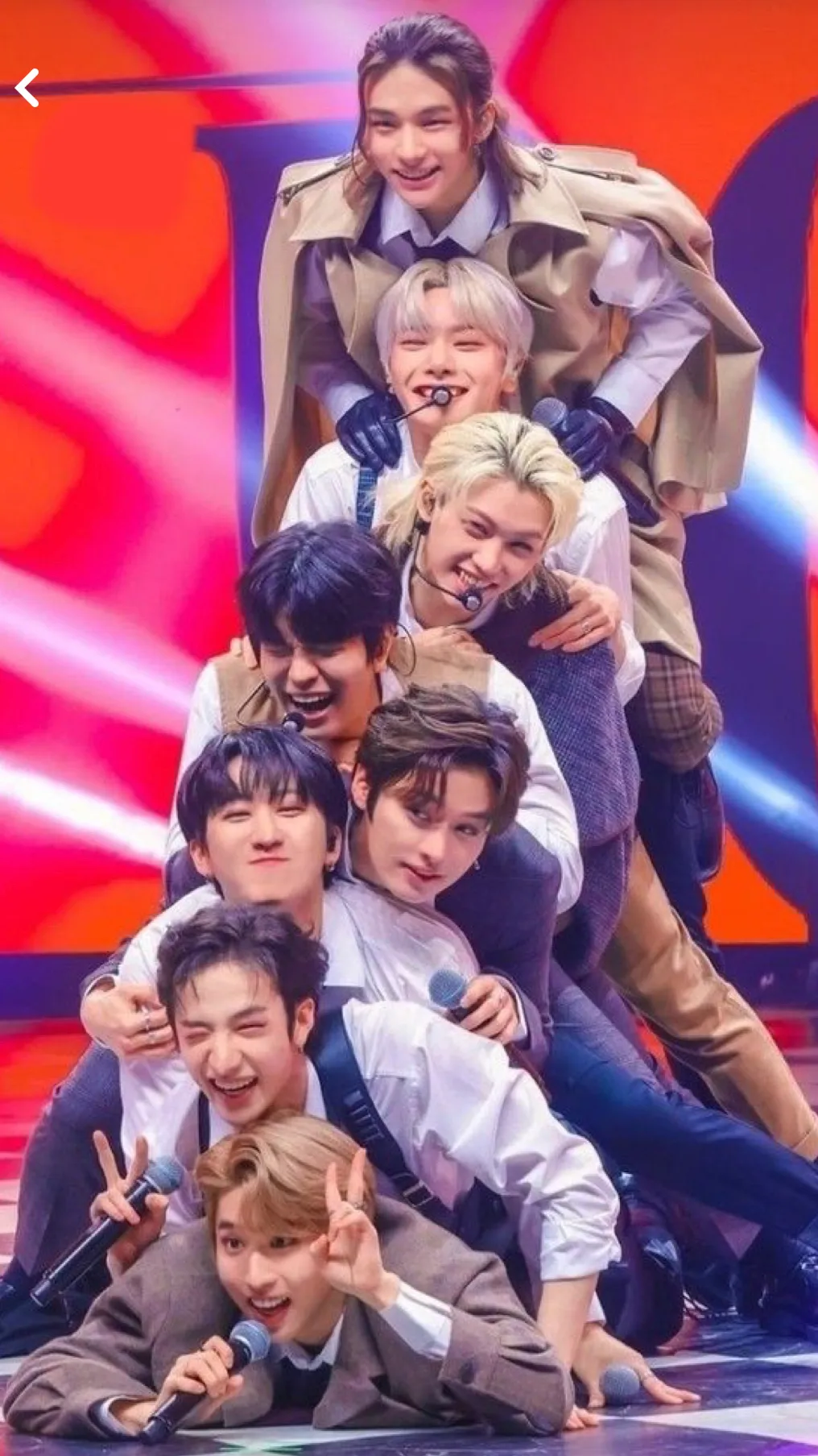 ai character: STRAY KIDS💙 background