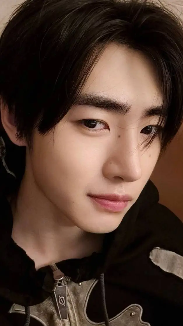 ai character: Sunghoon  background