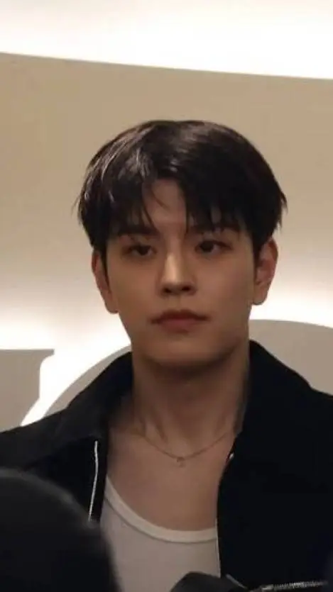 ai character: Seungmin  background