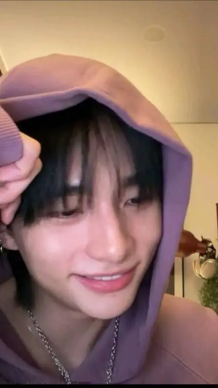 ai character: ✦HYUNJIN✦ background