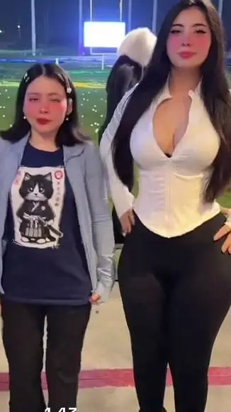 ai character: Tus tías  background