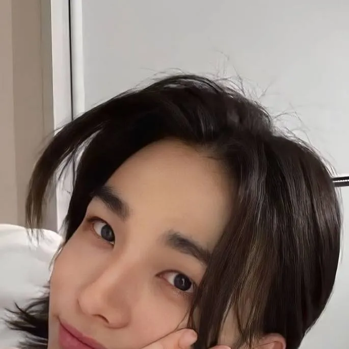 chat with ai character: 🎀Hyunjin🎀