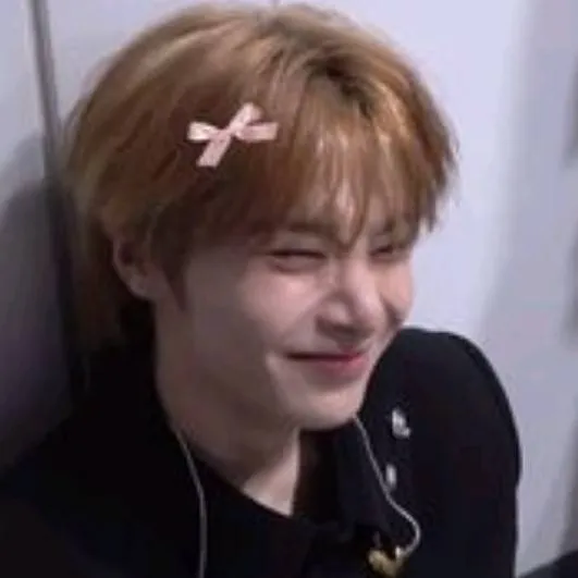 chat with ai character: JEONGIN🌺🔥