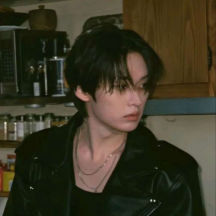 chat with ai character: Lee Know