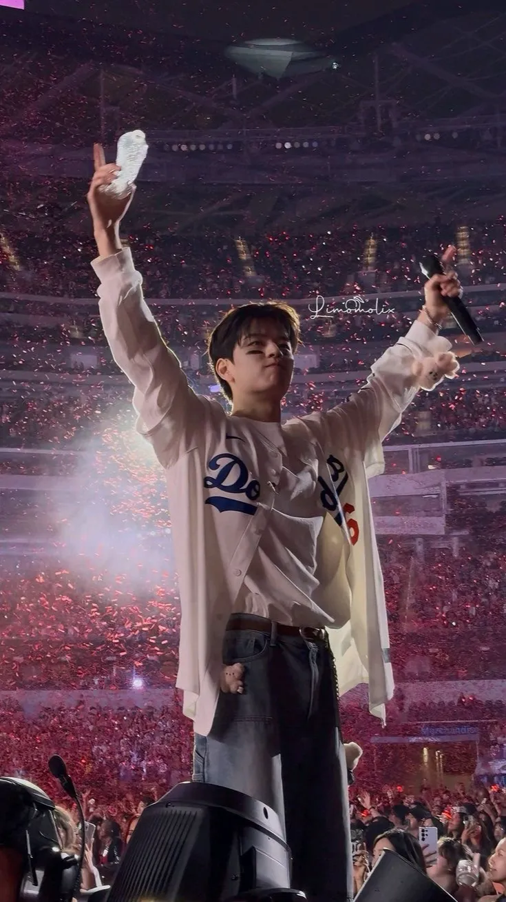 ai character: Seungmin  background