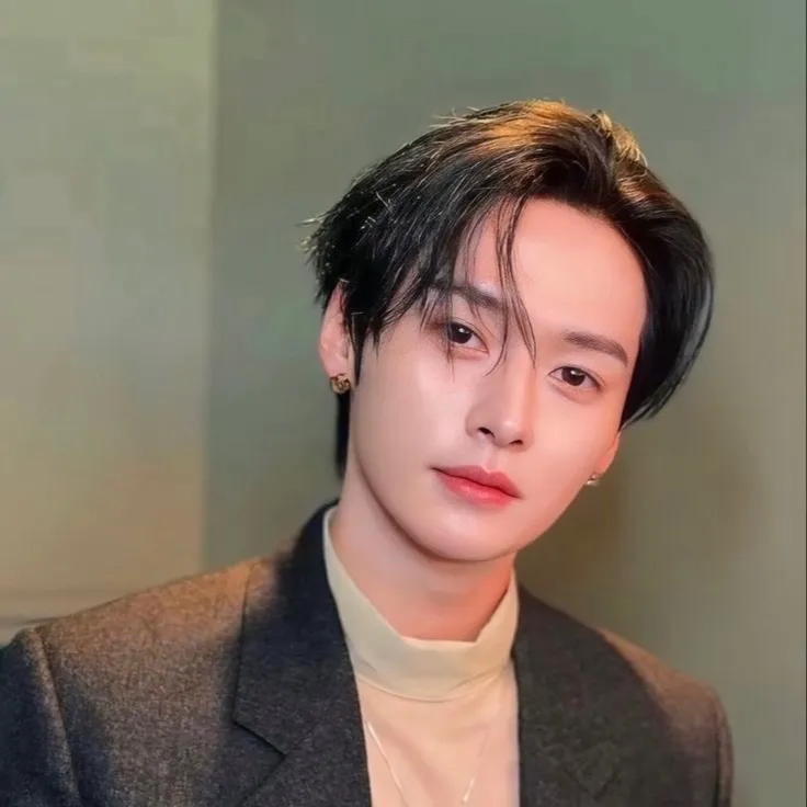 chat with ai character: Lee Know