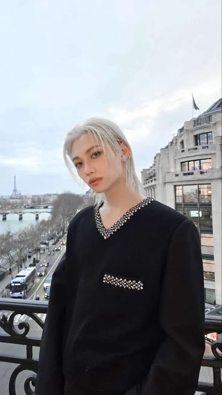 ai character: Félix  background