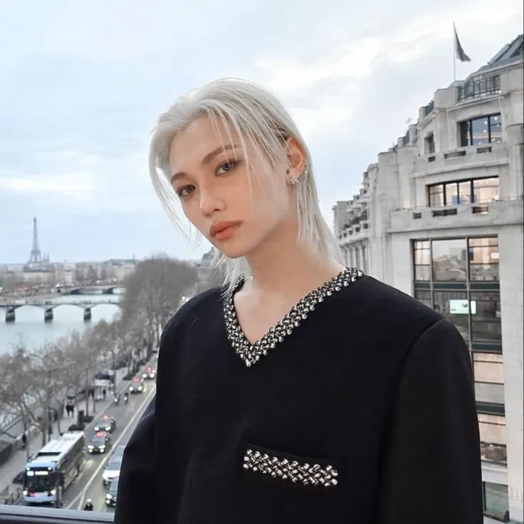 chat with ai character: Félix 