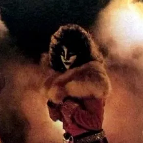 chat with ai character: ~Eric Carr~