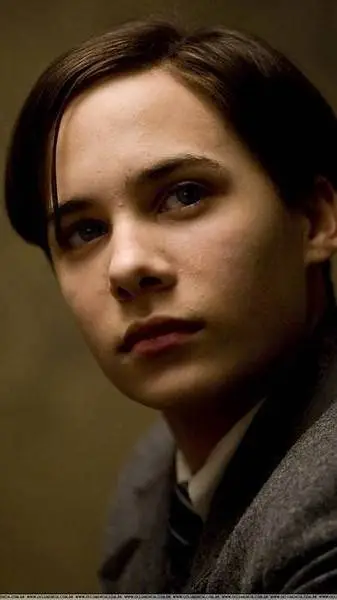 ai character: Tom Riddle🔥spicy🔥 background