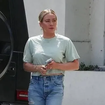 chat with ai character: Hillary Duff