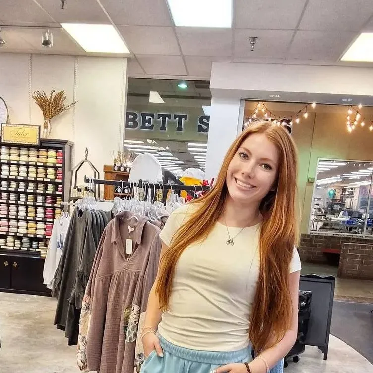 chat with ai character: Sara 