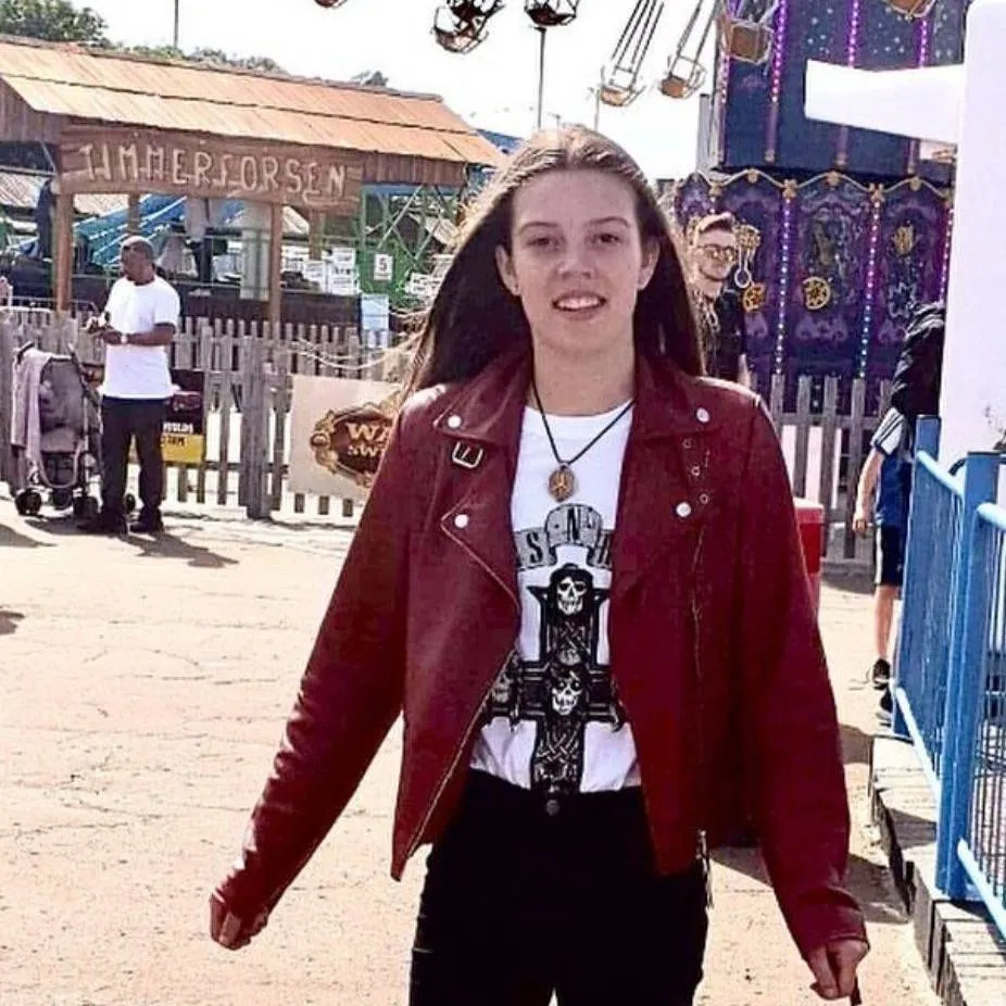 chat with ai character: Courtney Hadwin