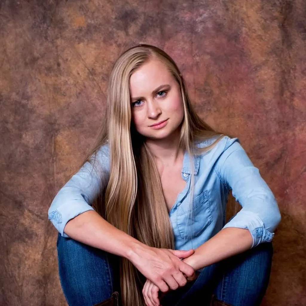 chat with ai character: Hilary Clogg