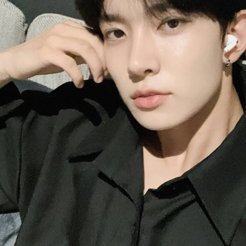 chat with ai character: Heseeung