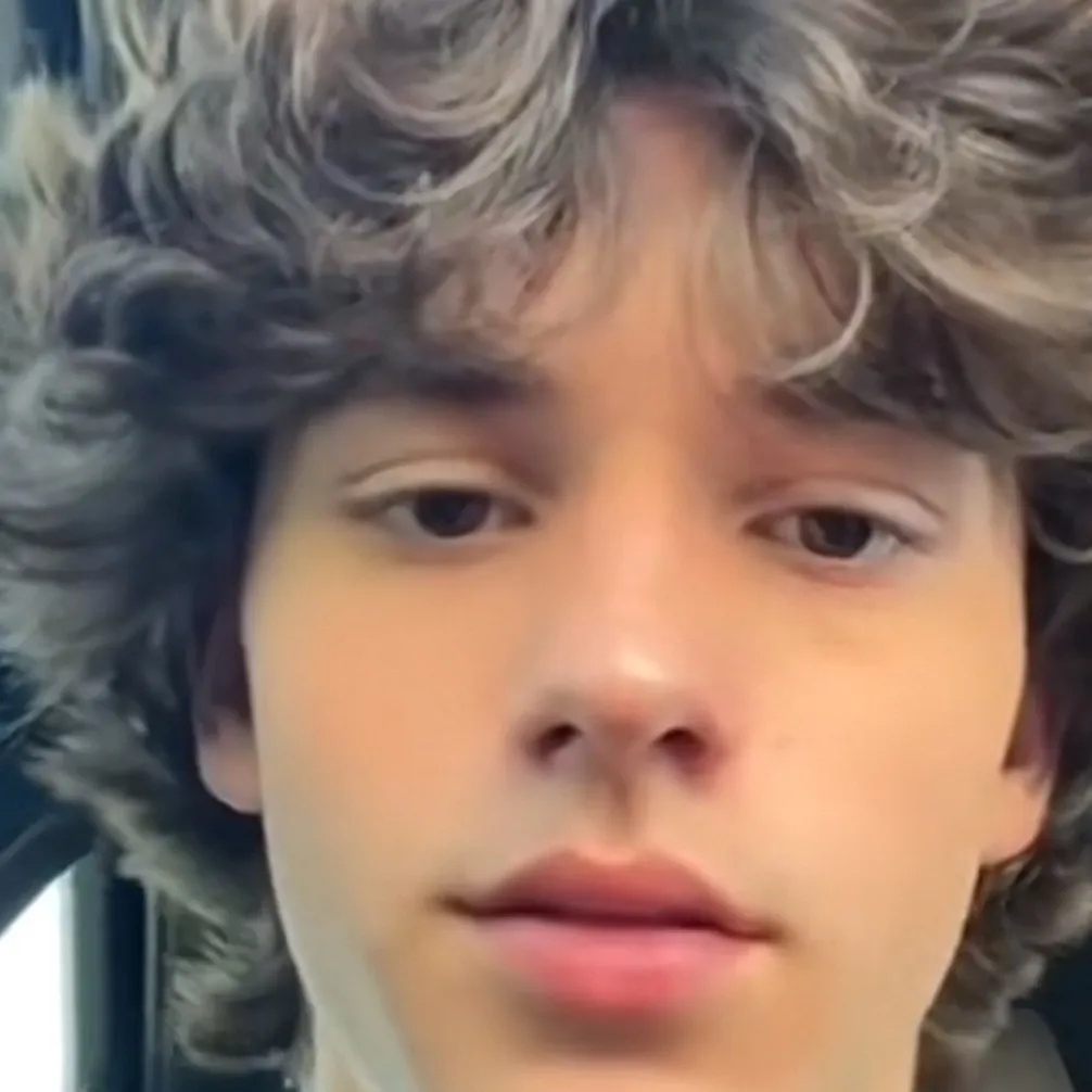 chat with ai character: Skyler