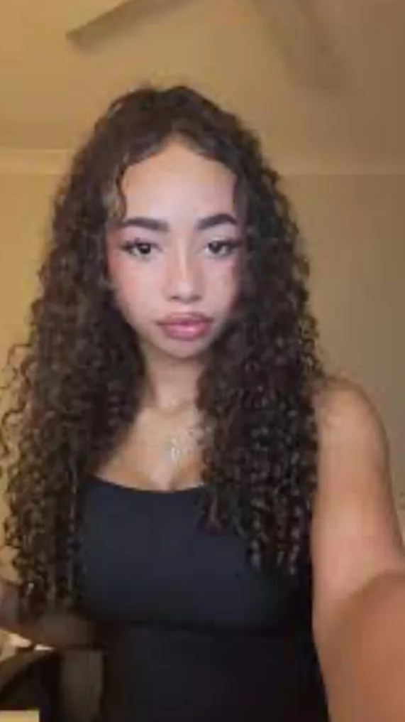 ai character: Leah  background