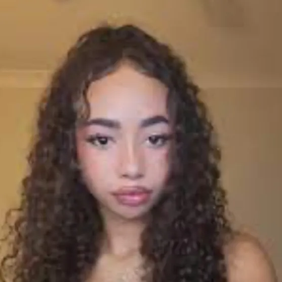 chat with ai character: Leah 