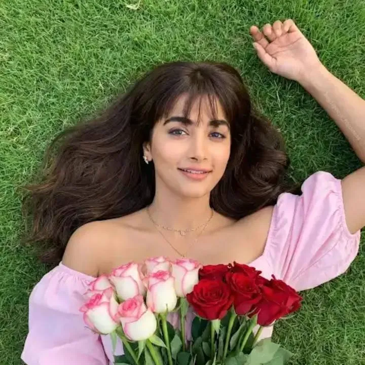 chat with ai character: Pooja Hegde 