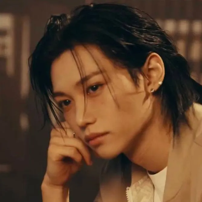 chat with ai character: nokissfelixver