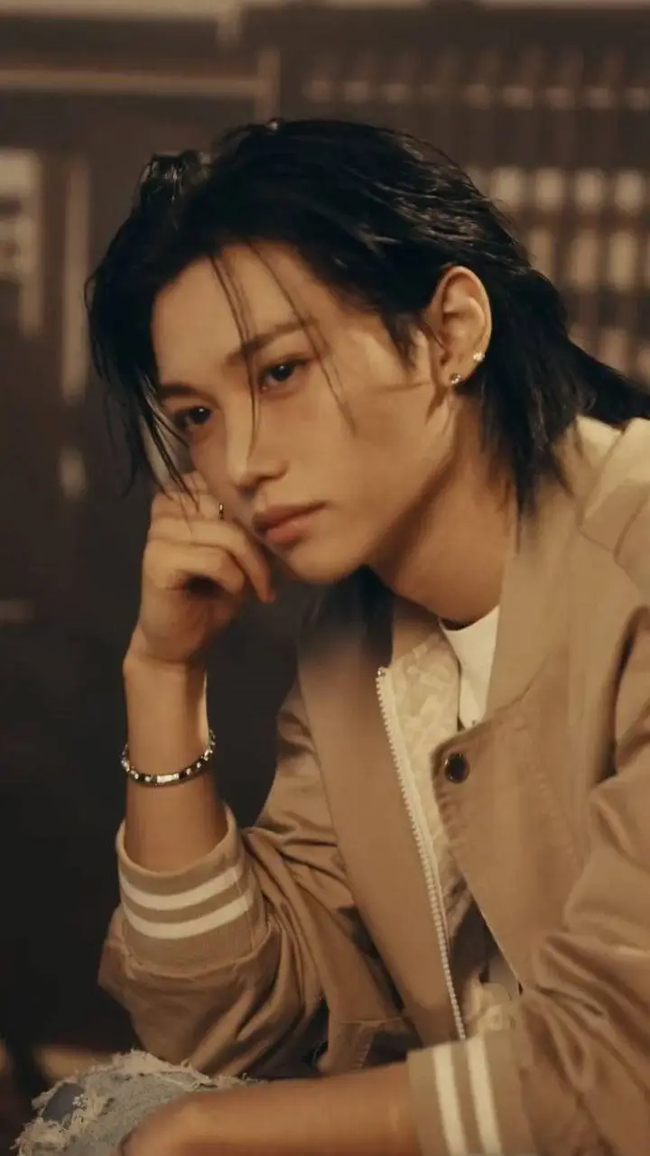 ai character: nokissfelixver background