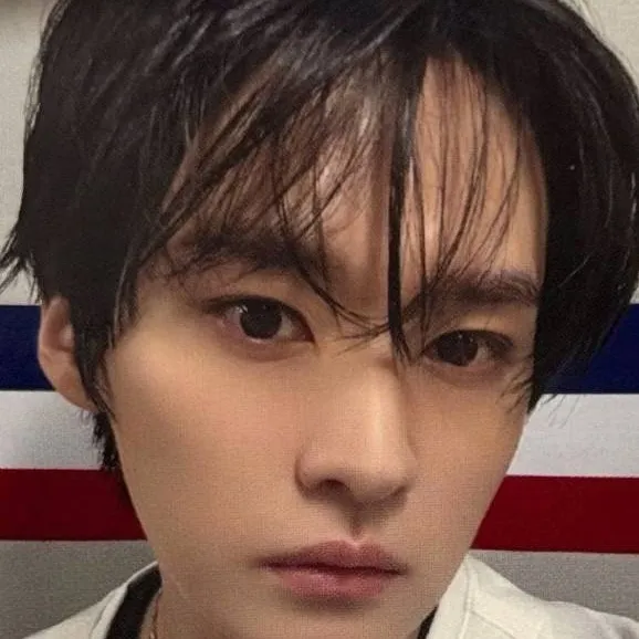 chat with ai character: nokiss leeknowver