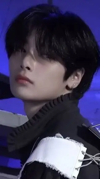 ai character: IN nokissver background