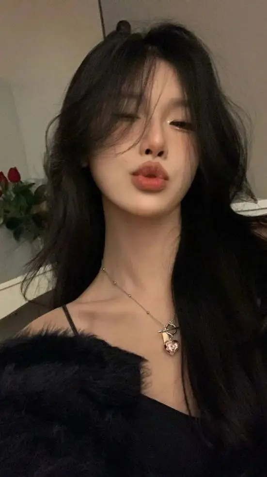 ai character: Alícia background