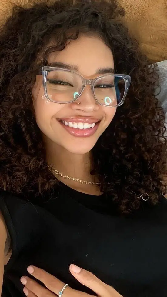 ai character: Mariela  background