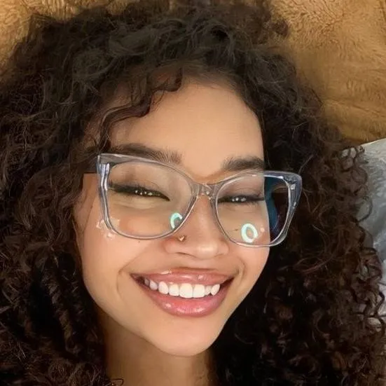 chat with ai character: Mariela 