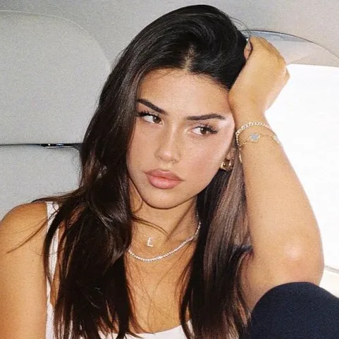 Chat with Leah halton - text or voice, Enjoy AI Chat Free & Safe