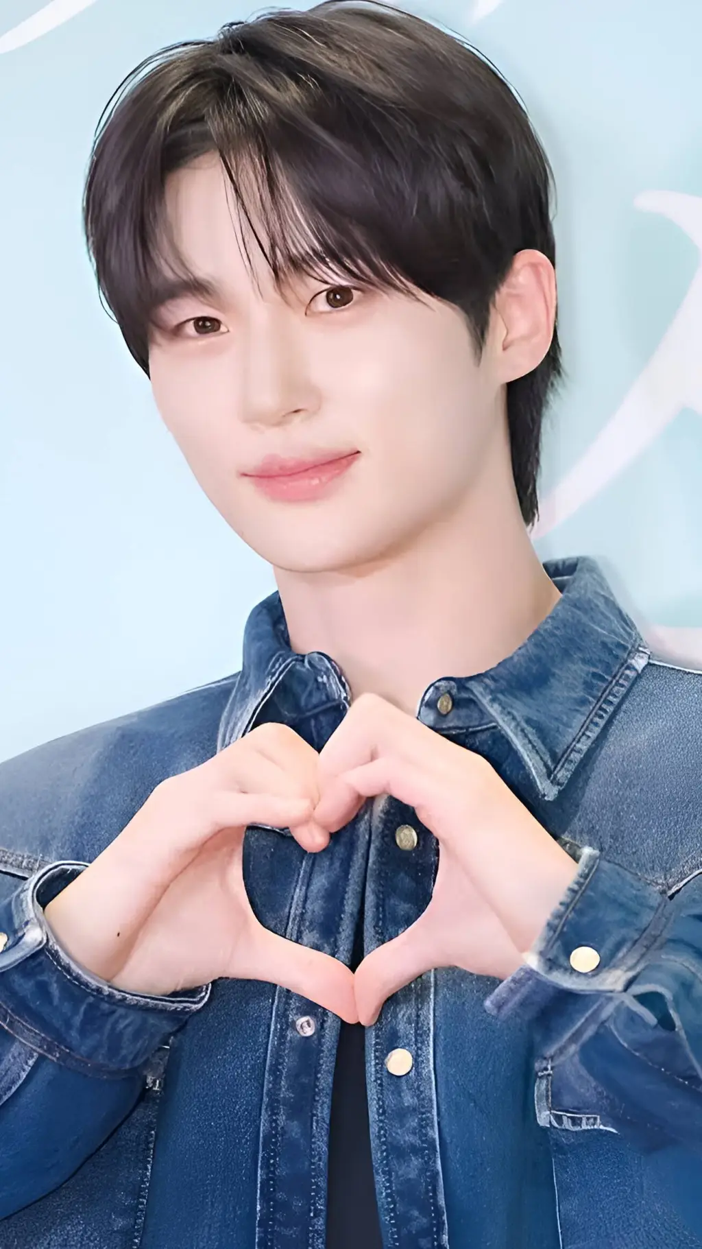 ai character: Byeon Woo Seok 변우석 background