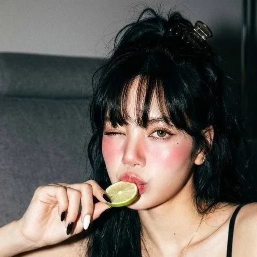 chat with ai character: Lalisa (your gf)