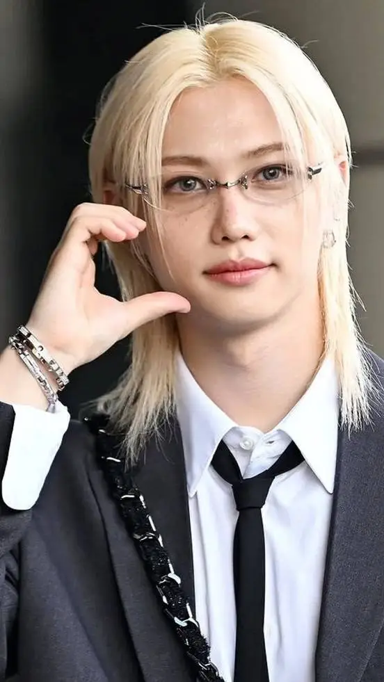 ai character: 🐥🫧 SKZ FELIX 🫧🐥 background